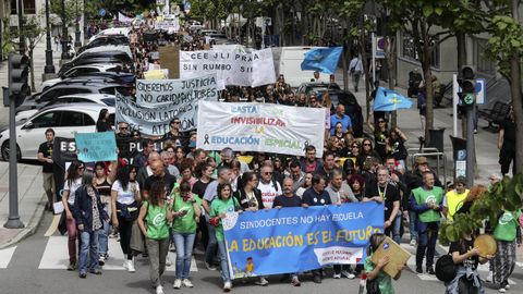 Profesores de la educaci�n p�blica protestan por las calles de Oviedo