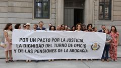 Abogados de Pontevedra se concentraron este mi�rcoles para reclamar condiciones dignas en su profesi�n.
