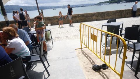 Obras en el paseo marítimo de Ares, tras romper la tubería.