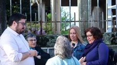 Xabier P�rez Igrexas y Carmela Goz�lez, con vecinos ante el centro Atalaia