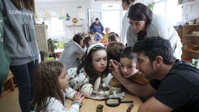 Miembros de la asociaci�n medioambiental Amabul ofrecieron un taller sobre micolog�a en el CRA de Boqueix�n y Vedra