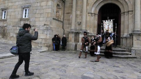 Los msicos del grupo municipal de gaitas de Monforte iban tocando por delante de la procesin