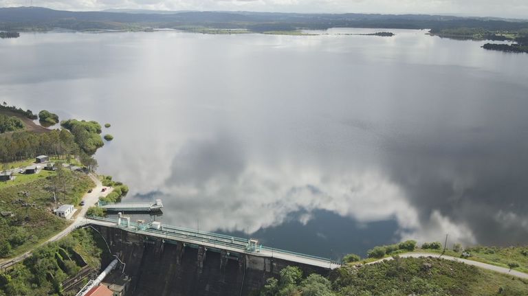 Imagen aérea tomada ayer del embalse de A Fervenza en Mazaricos