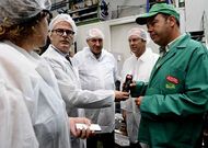 V�zquez Abad, Rogelio Mart�nez  junto con Jos� Manuel y Luis P�rez Canal en la aceitera.