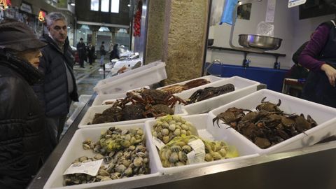 Venta de marisco y pescado en el mercado de Santiago