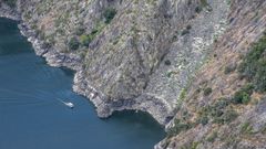 El espectacular vi�edo de A Cividade, a la derecha del catamar�n, incrustado en el ca��n del Sil