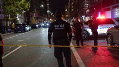 Varios agentes en la zona acordonada donde se produjo el tiroteo a dos agentes de la Guardia Nacional en Washington