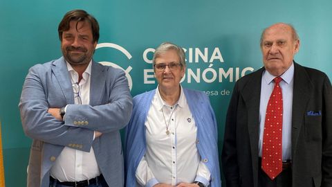 Rafael Piñera, futuro director de la Cocina Económica, junto a la religiosa Marisela Cueto, actual directora, y Luis Torres, el presidente de la entidad social