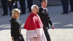 El papa Le�n XIV, junto a Macron y su esposa el pasado viernes, durante su visita a Francia.