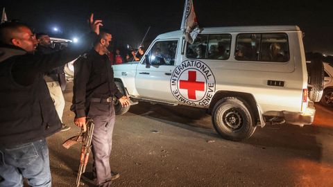Un veh�culo de la Cruz Roja transporta a parte del grupo de rehenes liberados este viernes por Ham�s.