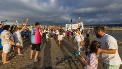 Los vecinos de Baldaio se concentraron el mes pasado para reclamar a la Xunta la reapertura del canal.