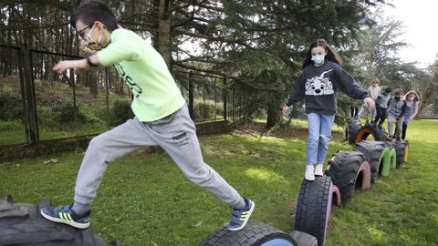 Alumnos de A Laxe jugando en un circuito que ha creado Ricardo, el conserje del centro, con neum�ticos reciclados