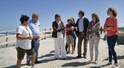 Rosa Quintana se reuni� con las mariscadoras y las autoridades locales, incluido el alcalde. 