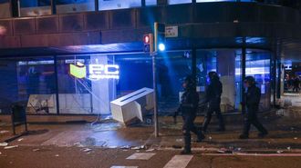 La polic�a interviniendo en los disturbios y saqueos del pasado s�bado en Barcelona