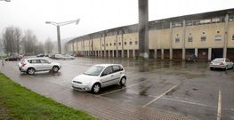 <span lang= es-es >San L�zaro</span>. El entorno del campo de f�tbol fue planteado en su d�a como una zona de aparcamiento disuasorio dirigido a los trabajadores de los edificios administrativos de la zona. Pero su uso es escaso. 