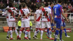 Bueno, a la izquierda, recibe las felicitaciones de sus compa�eros