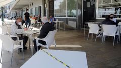 El buen tiempo anima a los barbanzanos a disfrutar de las terrazas