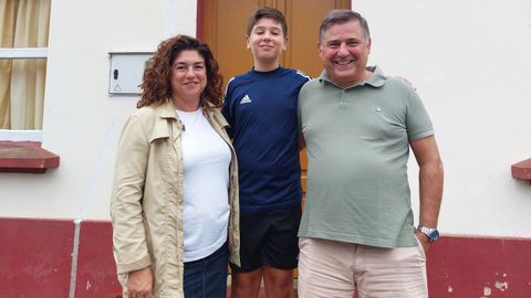 Ral y su mujer, Elena, y su hijo, Rul jnior,delante de la Casa del Patrn, donde se quedaron Ral, sus hermanos y sus padres la primera vez que pisaron el Porto de Bares