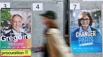 Carteles de los aspirantes a la alcald&iacute;a de Par&iacute;s, el socialista Emmanuel Gr&eacute;goire y la conservadora Rachida Dati