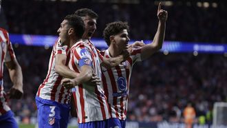 Juli�n �lvarez, a la derecha, celebra el gol de penalti anotado al Arsenal en el Metropolitano.