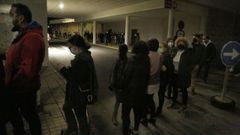 En el hospital comarcal hubo colas este martes para realizar PCR sin necesidad de cita previa.