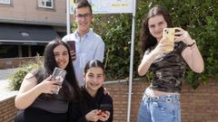 De izquierda a derecha, Eva, de 14 a�os; Mateo, tambi�n de 14; Luc�a, de 13; y Raquel, la mayor, de 15 a�os. Posan en el parque frente a la biblioteca de A Laracha. 
