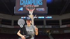 Blanca Mill�n posa con el trofeo