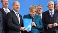 El ministro  de Finanzas, el socialdem�crats Olaf Scholz, y Angela Merkel