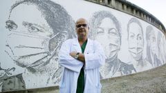 El director de Medicina Interna del hospital S�o Jo�o, Jorge Almeida, posa delante del mural de Alexandre Farto . 