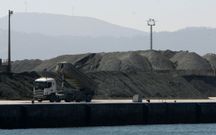 Un cami�n descarga dunita en el puerto cari��s. 