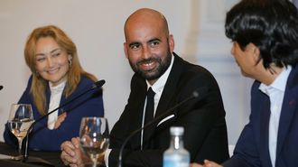 Claudio Gir�ldez, con la presidenta y el director de f�tbol del Celta, Mari�n Mouri�o y Marco Garc�s.