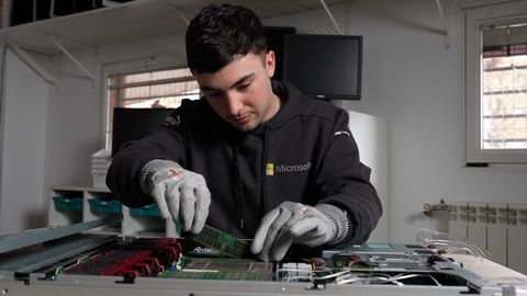 Izan del �lamo, joven formado en la Data Center Academy de Microsoft, que actualmente�trabaja en el datacenter