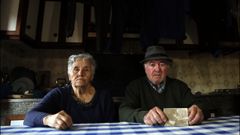 Jos�, en su casa junto a su mujer, sostiene la �nica imagen que conserva de su abuelo.