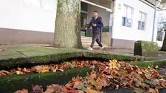 Acera deteriorada en la calle Navegantes, cerca del instituto de Canido