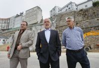 Dur�n Hermida, entre el alcalde y el concejal de Obras, visit� la zona norte portuaria. 