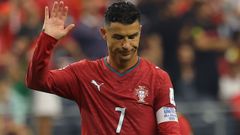 El capit�n y m�ximo goleador portugu�s, despidi�ndose tras el partido ante Espa�a.