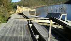 La estructura qued� muy da�ada tras estrellarse contra una de las orillas del embalse de Santa Ux�a. 