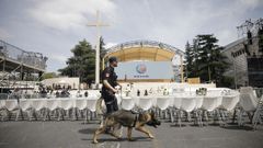 Un miembro del dispositivo de seguridad con motivo de la visita del papa en la plaza de Lima, donde�se celebr� la vigilia con los j�venes.