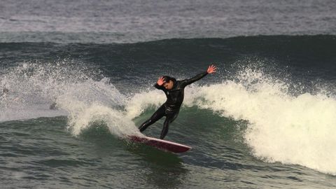 Mon Dubert practica surf desde los 8 a�os y da clases desde los 16

