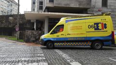 Imagen de archivo de una ambulancia ante el juzgado de Ferrol