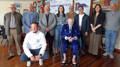 Foto de familia de los asistentes a la presentaci�n del Campeonato Gallego de ILCA en el N�utico de Ribeira.