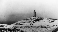 La Torre de Hrcules, frente al Atlntico, rodada de nieve.
