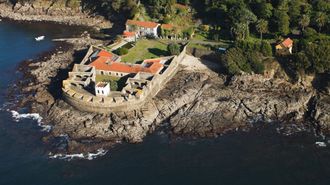 CASTILLO DEL PRNCIPE. Nos remontamos al siglo XVIII, durante el reinado de los Borbones. La construccin comenz en 1740, simultneamente con el Castelo do Cardeal, en la orilla opuesta de la ra. Se denomin Castillo del Prncipe en honor al hijo de Carlos III de Espaa, el futuro rey Carlos IV. A finales del siglo XIX, el castillo dej de ser propiedad estatal tras una subasta pblica, explica Sotheby?s.
