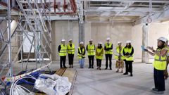 Autoridades y miembros de la RAG siguieron las explicaciones de la jefa de obra, Silvia Belln, sobre los detalles de la rehabilitacin 