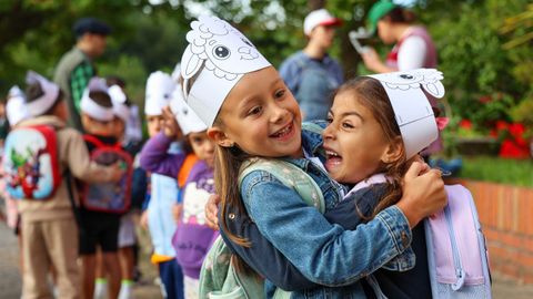 Dos alumnas se saludan con emoción en Vilagarcía