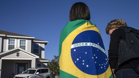 Seguidoras de Bolsonaro, frente a la casa en la que el exmandatario permanece alojado en Reunin (Florida)