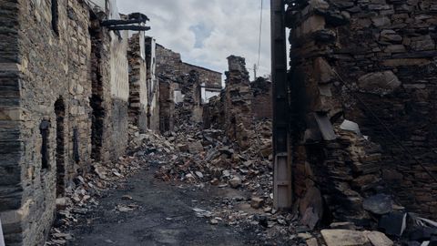 Aldea de San Vicente de Leira, en Vilamartn de Valdeorras, afectada por el incendio de Larouco