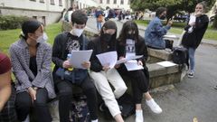 Imagen de archivo de estudiantes repasando los apuntes antes de entrar a los ex�menes de selectividad en la Escuela Polit�cnica Superior de Ferrol