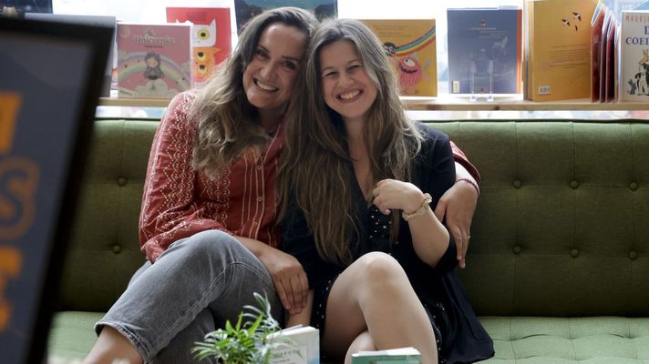 rica Esmors e Andrea Maceiras, premios Merln e Jules Verne 2025, na librara coruesa Galgo Azul.