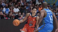 Pacheco, con el bal�n, ante la defensa de Granger